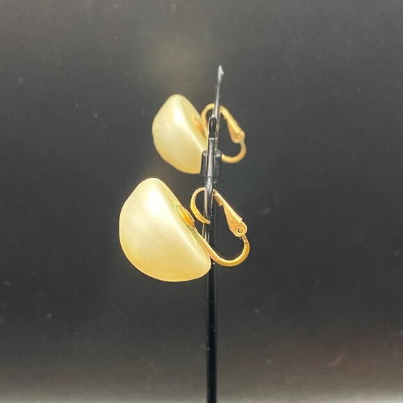 Signed Richelieu Vintage Pearlized Dome Clip On Earrings Gold Tone Mid Century - Picture 7 of 10